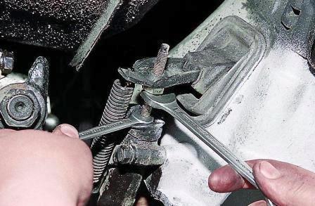 Удерживая толкатель ключом «на 8», регулируем его свободный ход вращением регулировочной гайки