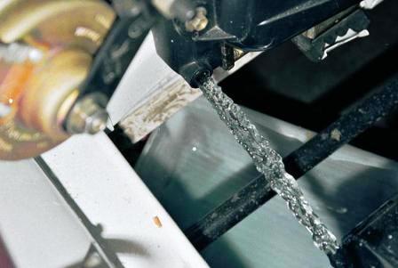 сливаем охлаждающую жидкость в заранее подготовленную емкость 