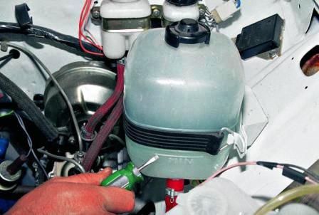 Заливаем жидкость в расширительный бачок до уровня на 3–4 см выше отметки «MIN».