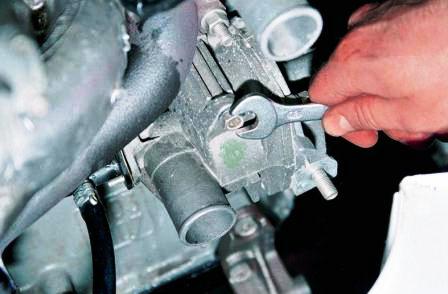 Ключом «на 13» отворачиваем три болта 