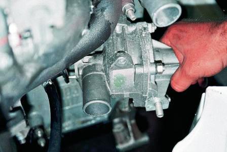 снимаем насос охлаждающей жидкости