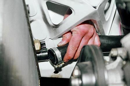 и отводящий (нижний) шланги 