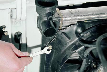 Ключом «на 8» отворачиваем три болта крепления электровентилятора 