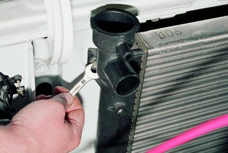 Ключом «на 10» отворачиваем два винта крепления радиатора