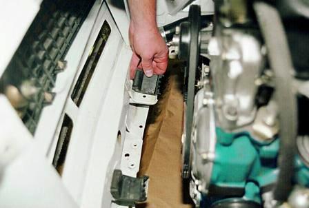 При необходимости снимаем и заменяем резиновые подушки радиатора