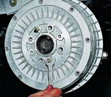 вставляем их в технологические отверстия и, заворачивая, сдвигаем барабан 