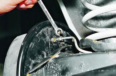 Ключом «на 10» (или специальным «тормозным» ключом) отворачиваем штуцер тормозной трубки