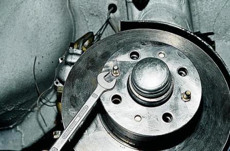 Ключом «на 12» отворачиваем два направляющих штифта.