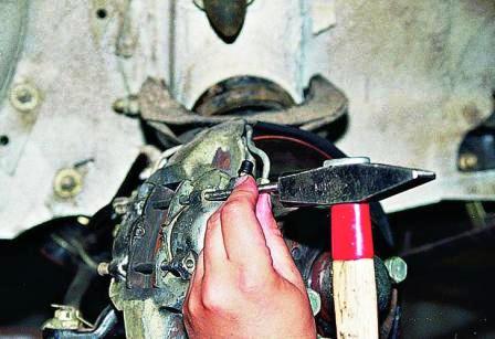 выбиваем пальцы из проушин, предварительно смочив их жидкостью WD-40