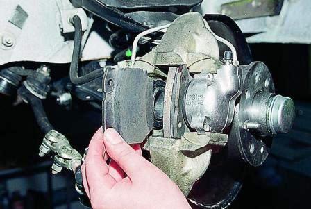 Извлекаем старые тормозные колодки