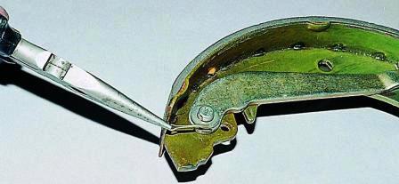 Пассатижами вынимаем из пальца шплинт