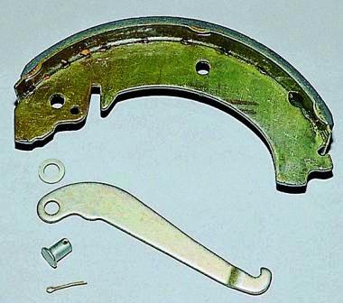 Снимаем с колодки рычаг, шайбу и палец. Устанавливаем новые колодки в порядке, обратном снятию