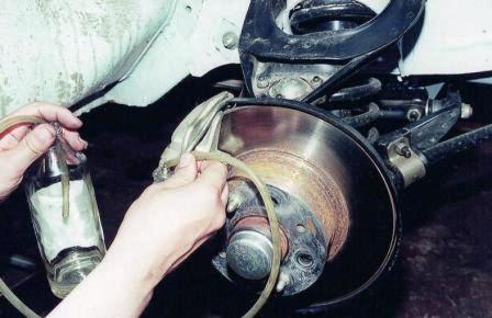 Надеваем на него шланг (лучше прозрачный), опустив его свободный конец в подходящую емкость