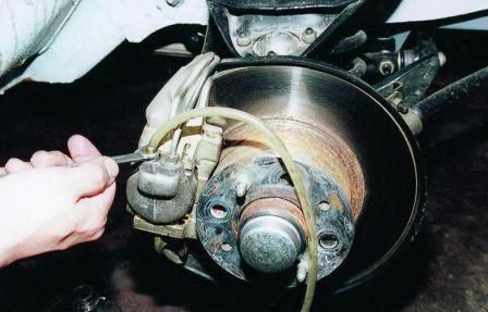 Ключом «на 8» отворачиваем на 1/2–3/4 оборота прокачной штуцер