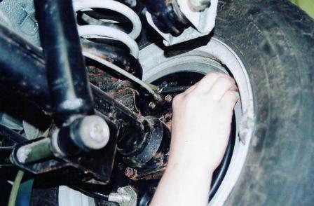 Прокачку заднего контура удобнее выполнять на смотровой канаве или подъемнике