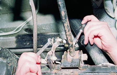 отсоединяем рычаг привода регулятора давления от тяги, соединенной с кронштейном балки заднего моста