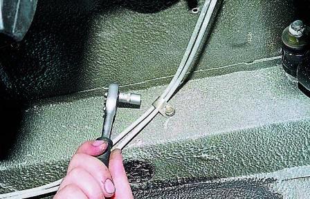 Головкой «на 10» отворачиваем крепление хомута тормозных трубок