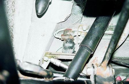 отворачиваем три гайки крепления кронштейна к кузову и два болта крепления регулятора давления к кронштейну