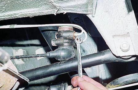 Ключом для прокачки тормозов отворачиваем штуцеры двух тормозных трубок