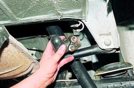 Снимаем регулятор давления с рычагом