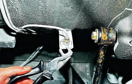 Пассатижами извлекаем скобу