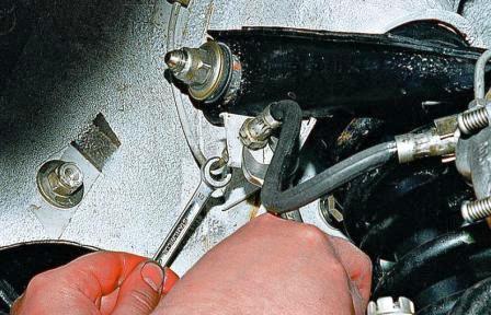 Удерживая наконечник шланга от проворачивания ключом «на 17», 