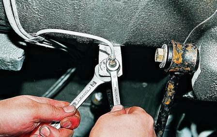 Удерживая наконечник шланга ключом «на 17», ключом «на 10» отворачиваем штуцер тормозной трубки