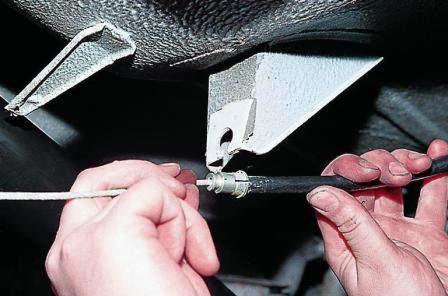 1Отсоединяем от кронштейна наконечник оболочки заднего троса