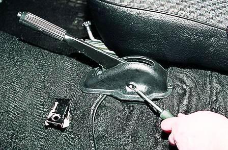 В салоне крестообразной отверткой отворачиваем саморез крепления защитного кожуха