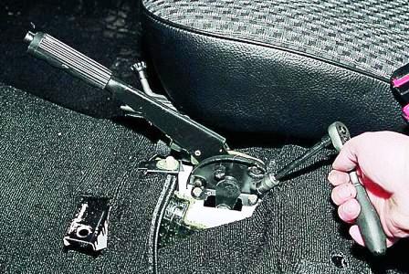 отворачиваем четыре винта крепления опоры рычага к кузову