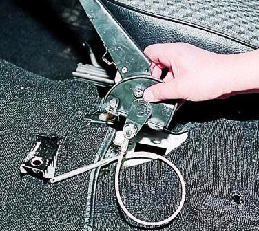 Снимаем рычаг в сборе с тросом