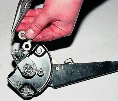 Расшплинтовав ось, снимаем с нее трос