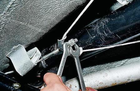 ослабляем затяжку регулировочной и контровочной гаек 