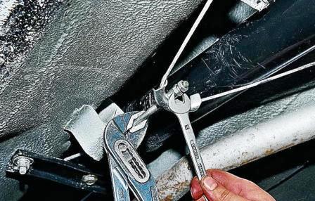 отворачиваем их, удерживая пассатижами наконечник переднего троса