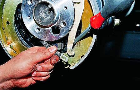 Отсоединяем от рычага наконечник левой ветви заднего троса