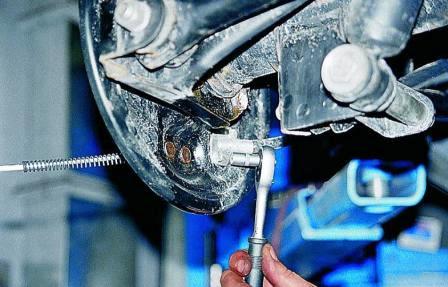 Ключом «на 8» отворачиваем два болта крепления оболочки троса к тормозному щиту 