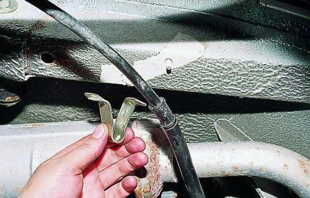 сняв скобу, освобождаем трос