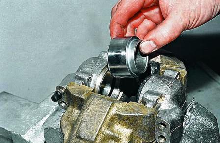 Вынимаем поршни