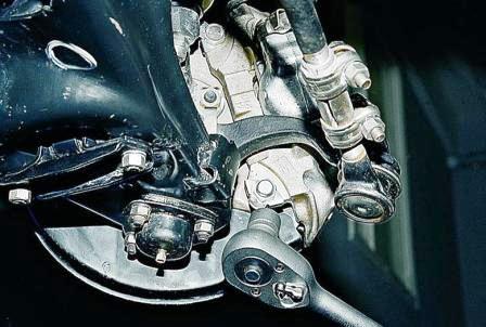 выколоткой из мягкого металла выбиваем колесный цилиндр из суппорта