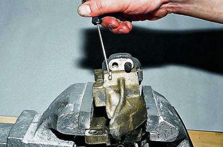 Нажав отверткой на подпружиненный фиксатор