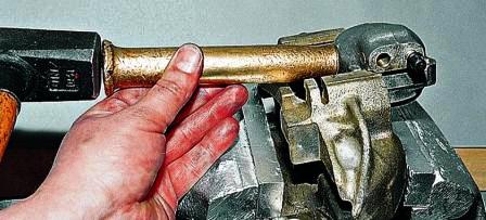 выколоткой из мягкого металла выбиваем колесный цилиндр из суппорта