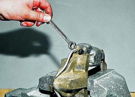 Ключом «на 10» отворачиваем штуцеры соединительной трубки рабочих цилиндров 