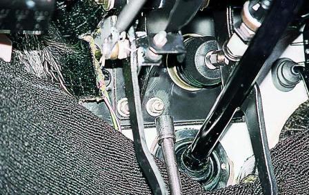 отворачиваем четыре гайки крепления усилителя к моторному щиту