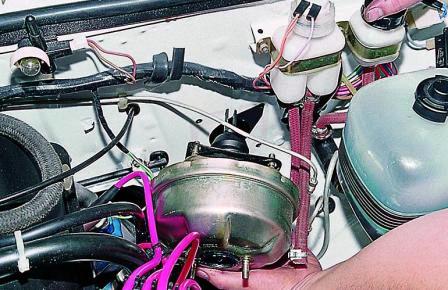 Снимаем усилитель с автомобиля.