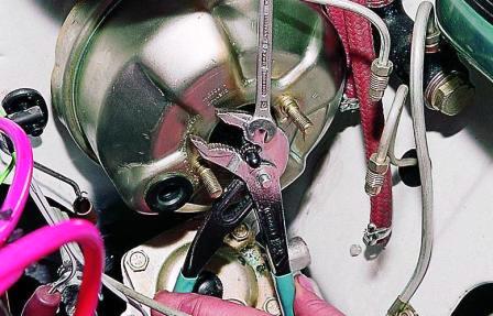 ключом «на 7» вращаем головку штока, добиваясь нужных параметров