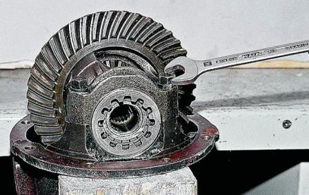 отворачиваем два болта крепления стопорных пластин гаек подшипников дифференциала и снимаем пластины.