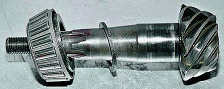 Под подшипником установлено регулировочное кольцо, обеспечивающее правильное взаимное расположение шестерен главной передачи