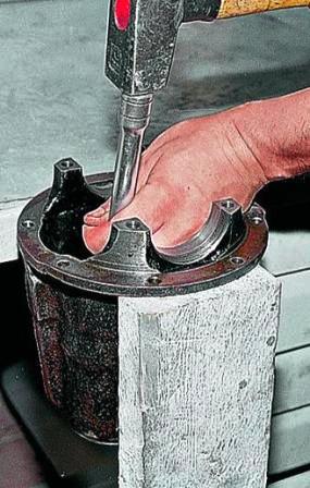 Подходящим инструментом выбиваем внешние кольца конических подшипников из картера