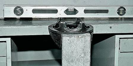 Выставляем картер в горизонтальное положение по уровню