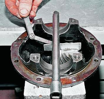 плоским щупом определяем величину зазора между ним и пластиной приспособления